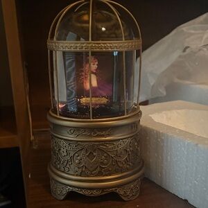 Taylor swift speak now snow globe
